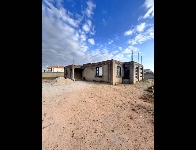 4 BEDROOM FREESTANDING FOR SALE IN AERORAND SOUTH